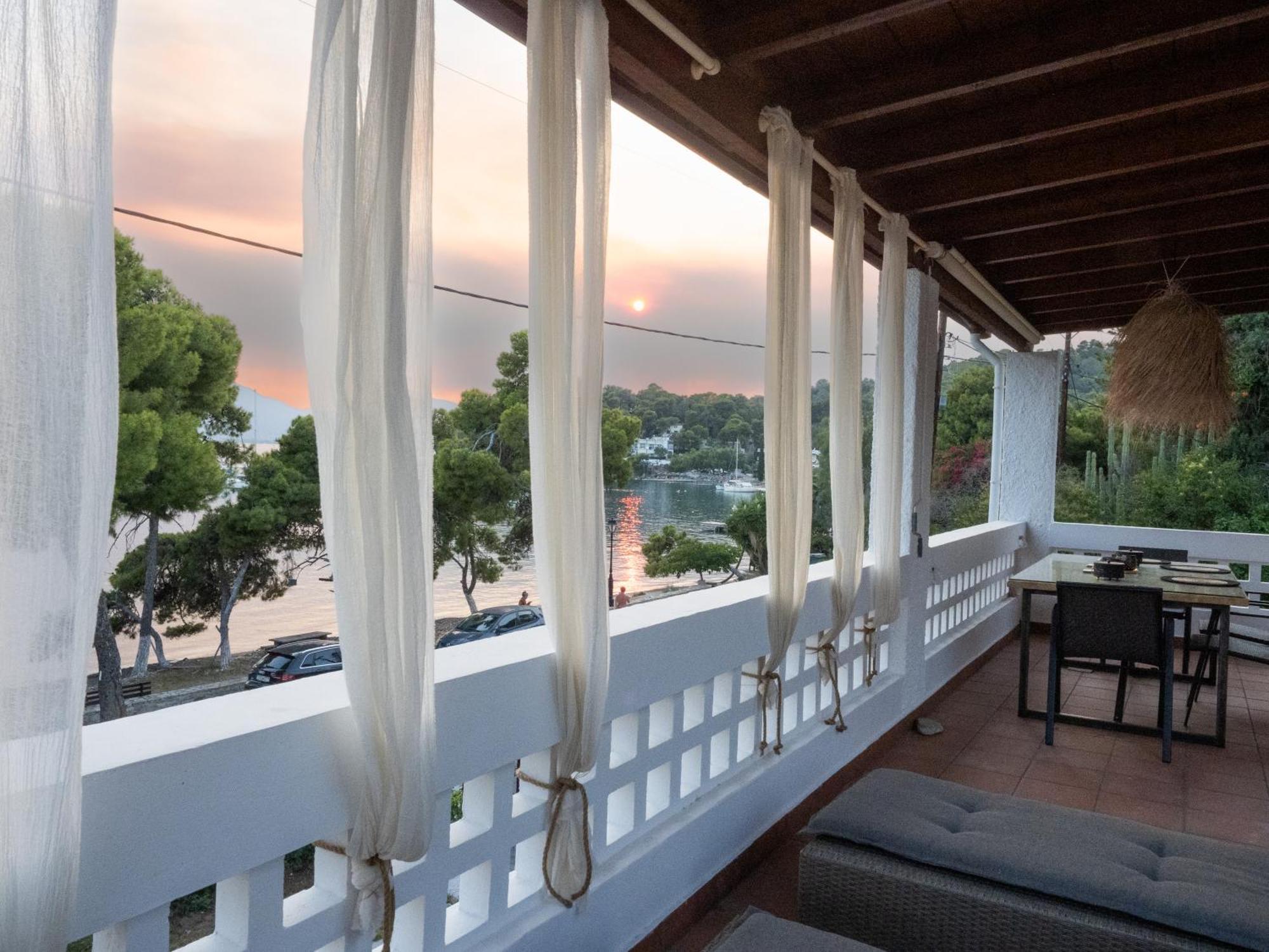Seaview Apartment - Poros Relaxing Beachfront Flat Poros Town Exterior foto